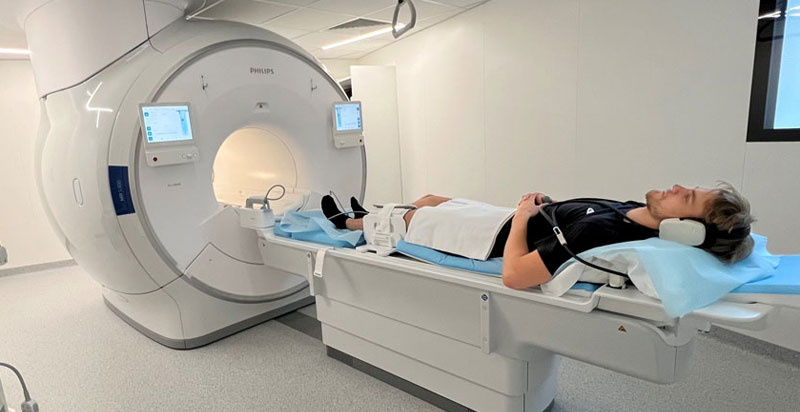 En helkropsscanning er en avanceret billeddiagnostisk undersøgelse, der scanner hele kroppen for at identificere potentielle helbredsproblemer, før de giver symptomer. Ved hjælp af en MR-scanning (Magnetisk Resonans) opnås detaljerede billeder af kroppens organer, muskler, knogler og væv – uden stråling.